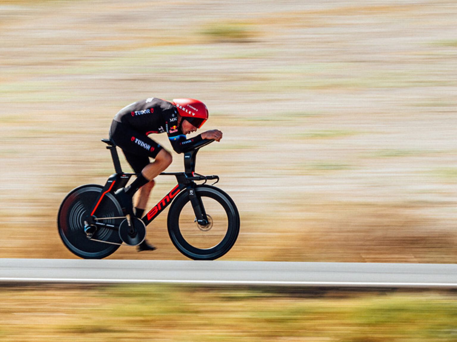 Stefan Küng in volle vaart op zijn BMC Timemachine MPC tijdens de tijdrit in de Vuelta