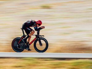 Stefan Küng in volle vaart op zijn BMC Timemachine MPC tijdens de tijdrit in de Vuelta