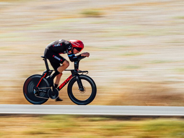 Stefan Küng in volle vaart op zijn BMC Timemachine MPC tijdens de tijdrit in de Vuelta