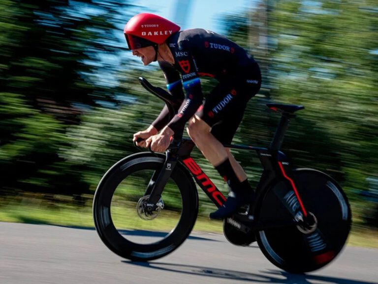 Renner van Tudor Pro Cycling in tijdrithouding op een BMC Timemachine MPC