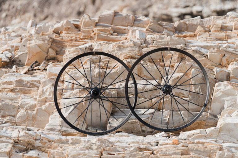 De CADEX Max XC WheelSystem tegen een rotswand