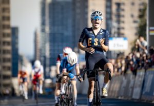 Alejandra Neira juicht bij de finish van de WK-wegrit voor junior-vrouwen in Montréal