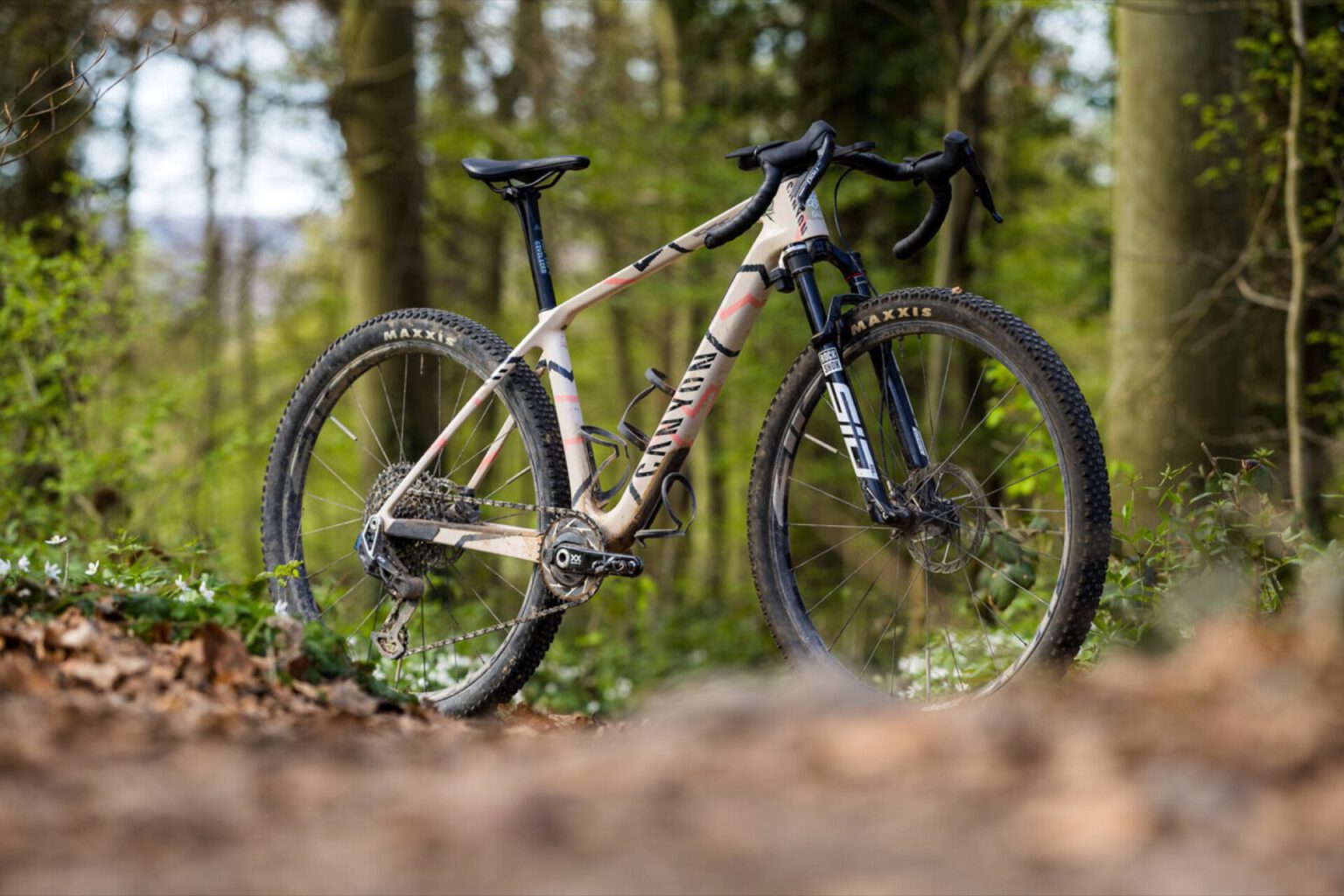 De Canyon Exceed CFR Gravel met dropbar en verende vork in het bos