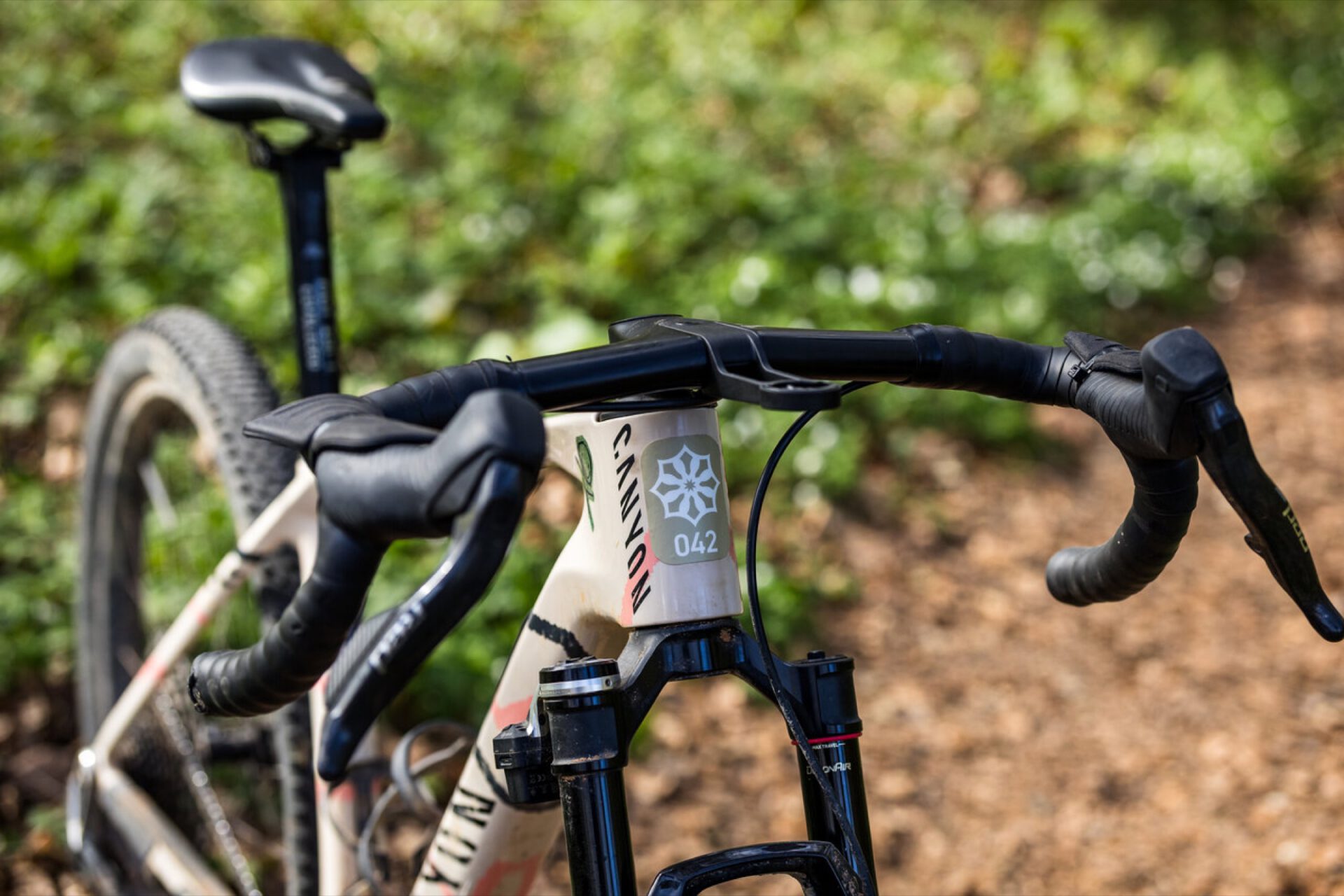 Close-up van het CP0039 Double Drop-stuur en de Fox-vork van de Canyon Exceed CFR Gravel