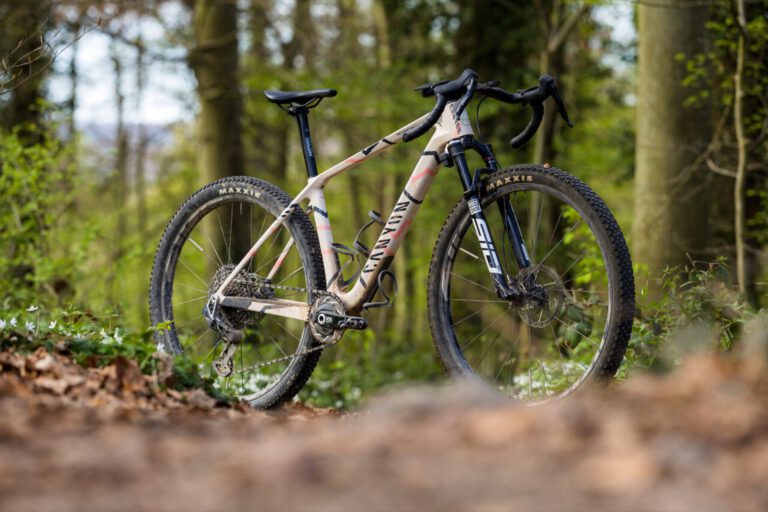 De Canyon Exceed CFR Gravel met dropbar en verende vork in het bos