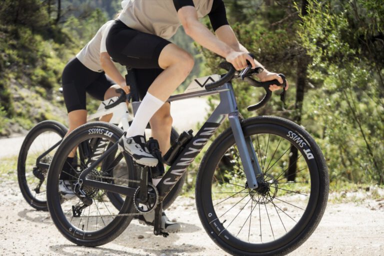 Twee renners op de nieuwe Canyon Grail CF SLX op een gravelweg