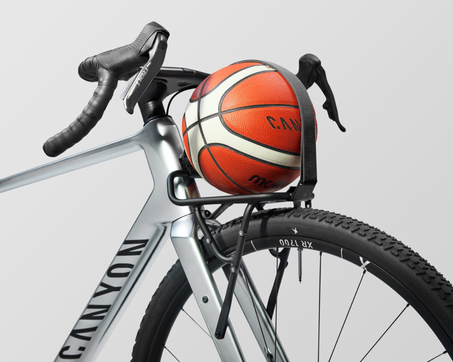 Vorderseite der Canyon Grizl CF von LeBron James mit einem Basketball in einer Trage