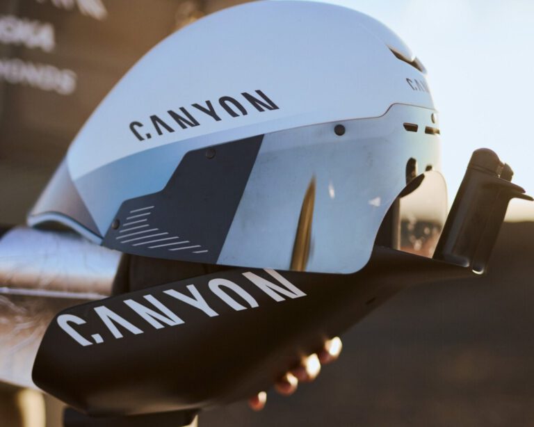 Aerohelm van Canyon met vizier boven het stuur van een Canyon Speedmax