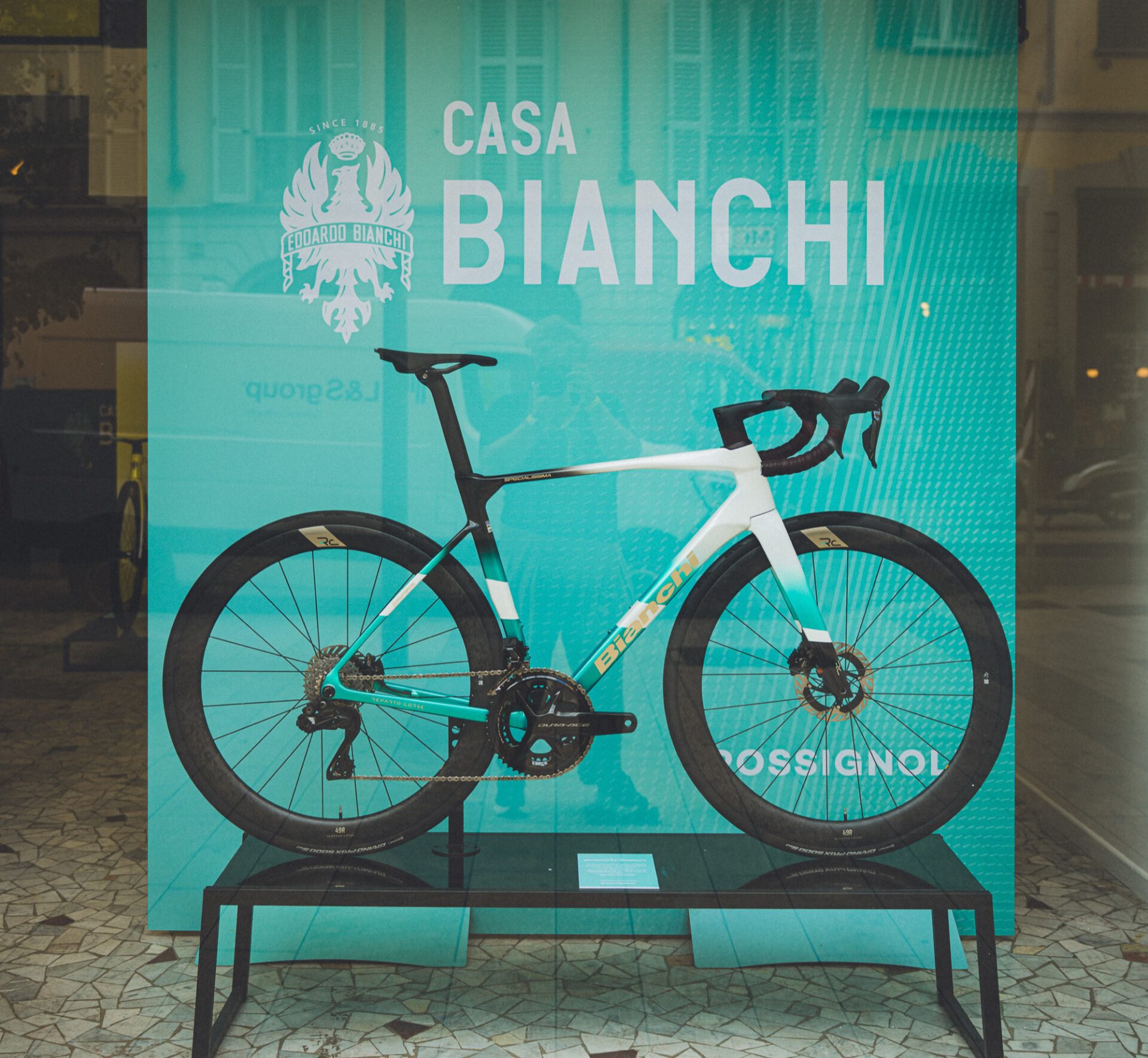 Bianchi-fietsen tentoongesteld in de pop-up Casa Bianchi