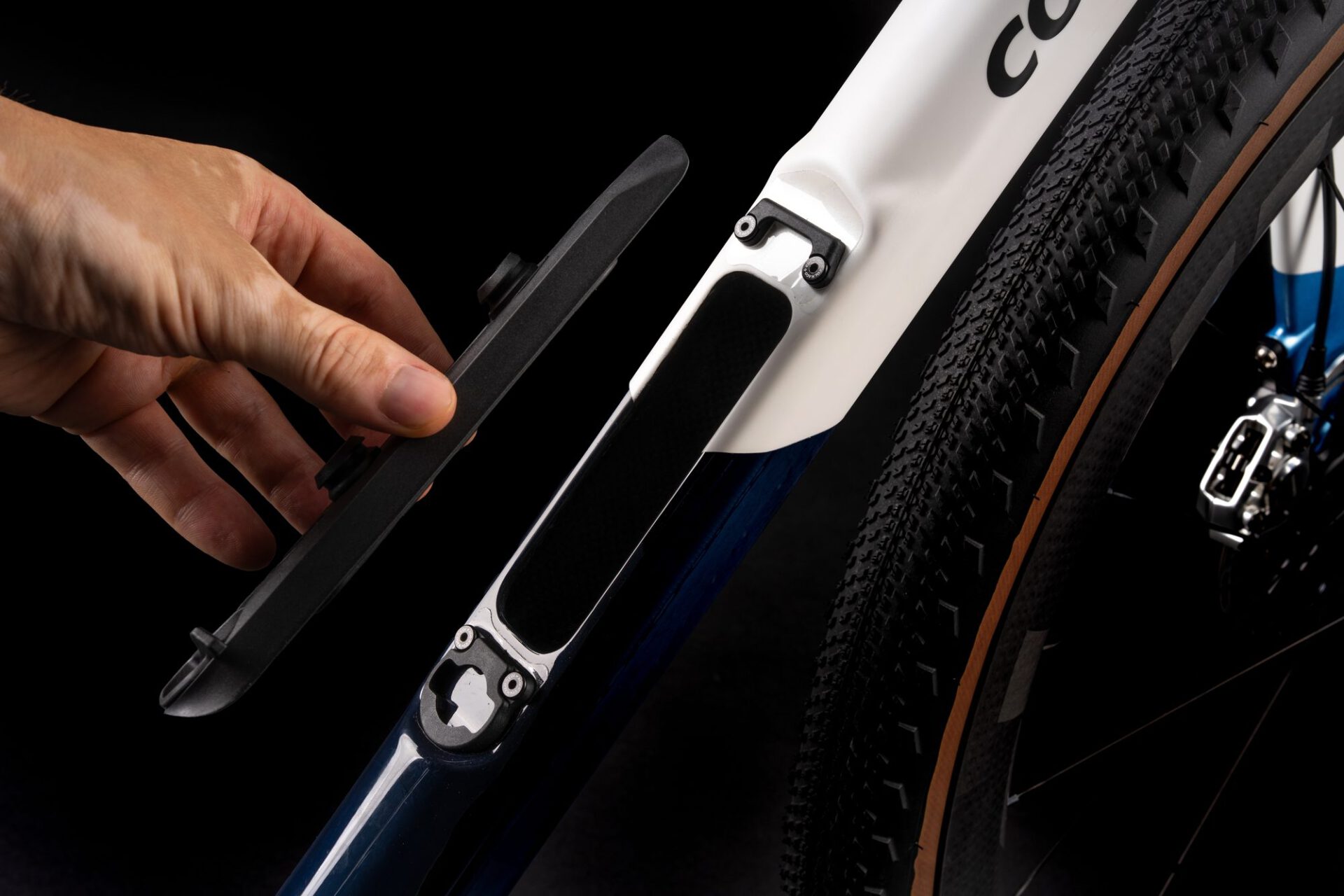 Het afneembare klepje van het opbergvak in de onderbuis van de Colnago G5-X