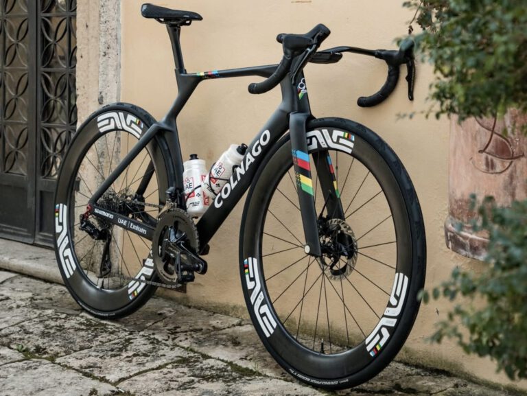 De Colnago Y1Rs van Tadej Pogačar met regenboogaccenten en ENVE-wielen