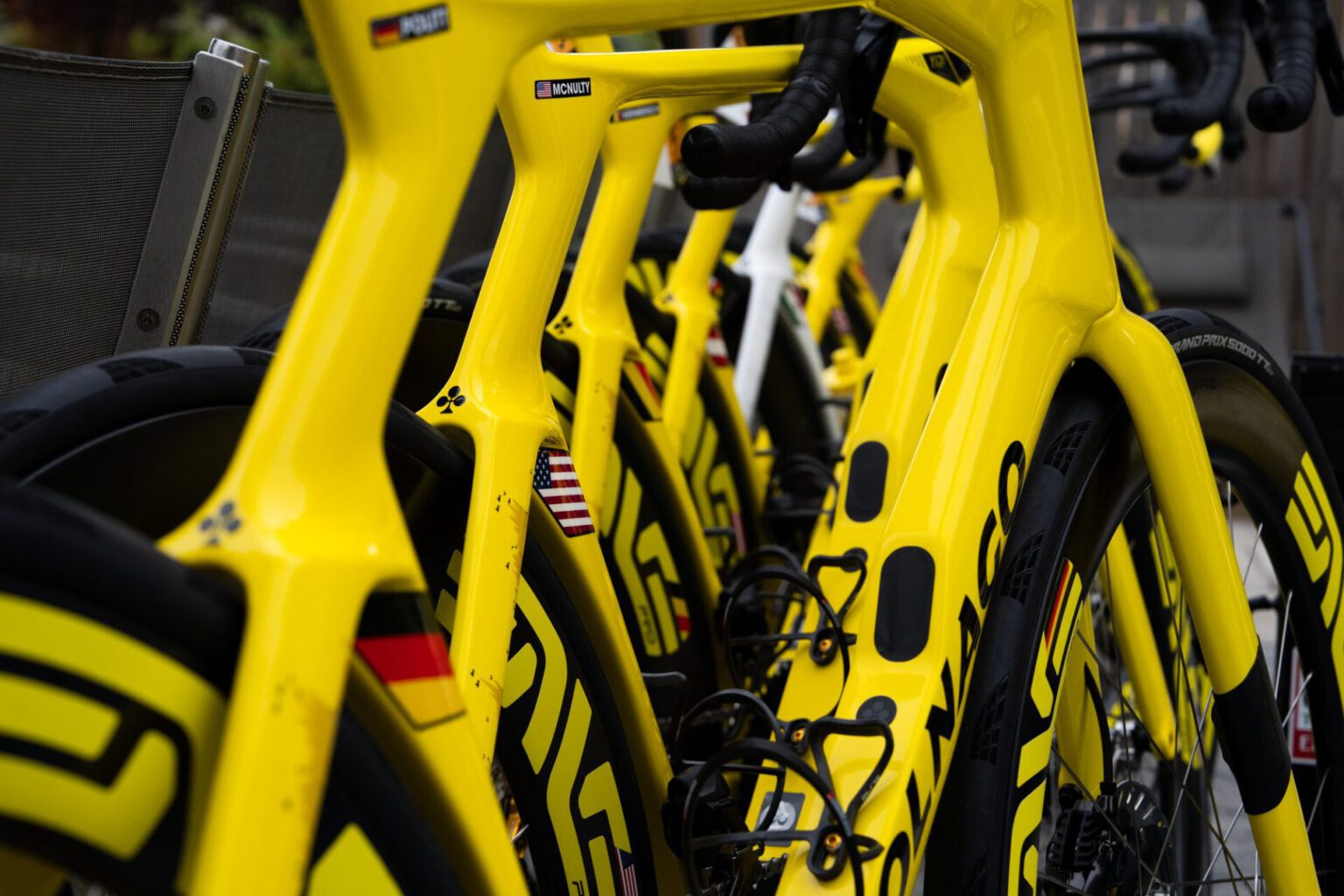 Rij gele Colnago Y1Rs-racefietsen van UAE Team Emirates-XRG naast elkaar