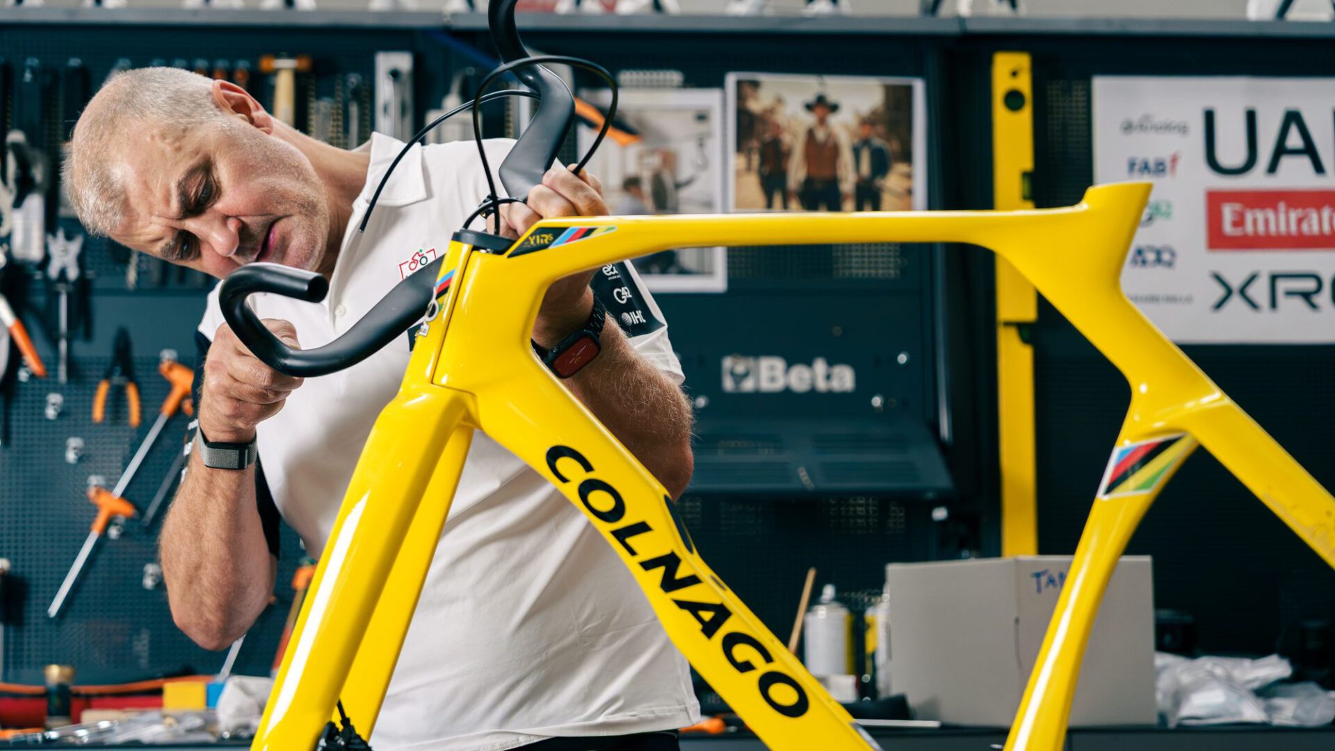 Detail van een gele Colnago Y1Rs met de namen van de renners op de bovenbuis