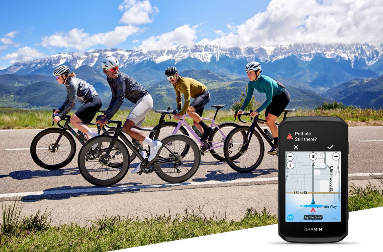 Vier racefietsers rijden over een bergweg met besneeuwde toppen, met daarnaast een Garmin Edge 1060 die een melding over een gat in de weg toont