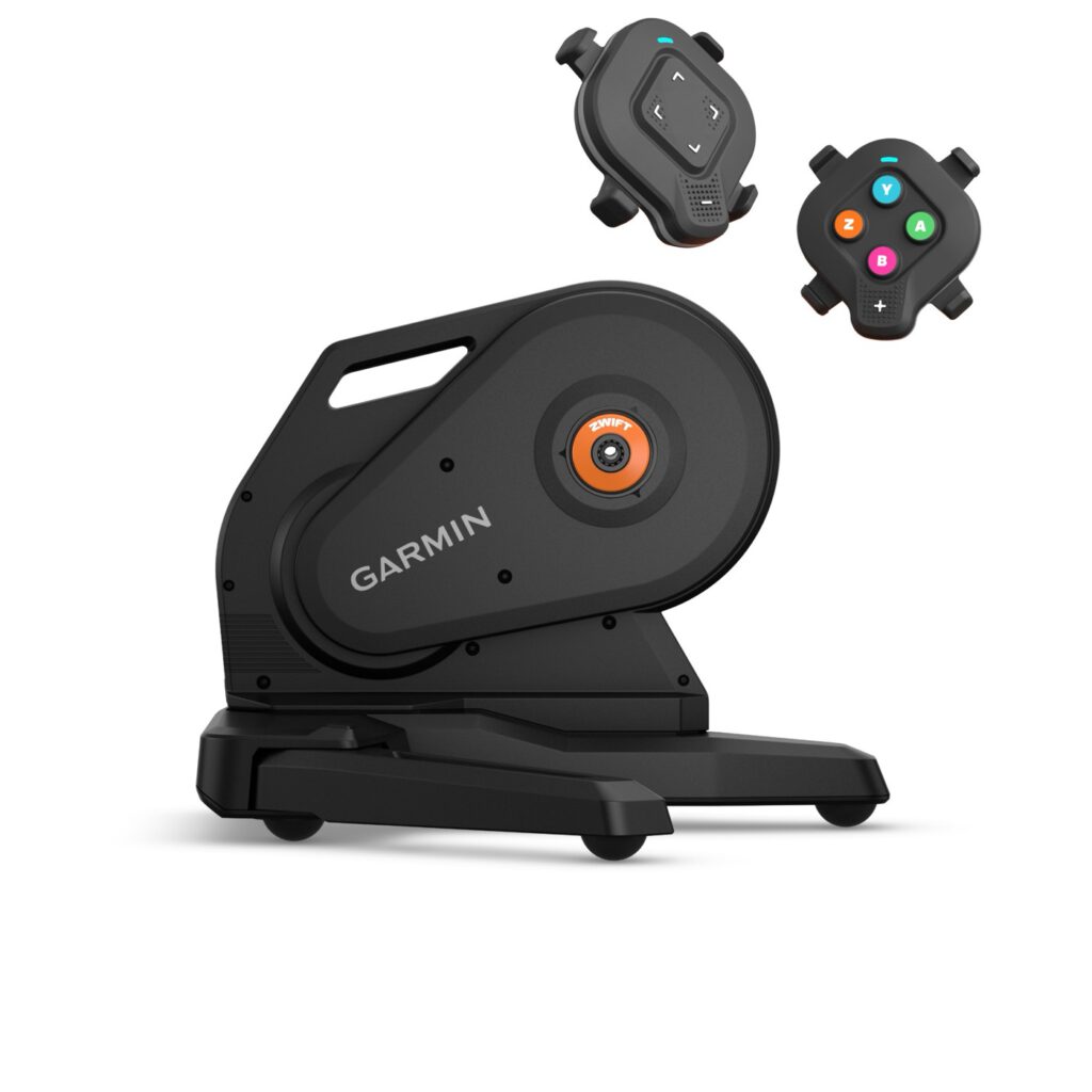 Zwarte Garmin Tacx Nēra smart trainer met oranje Zwift Cog en twee Zwift Click-controllers met knoppen