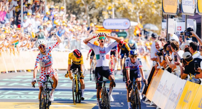 Isaac del Toro juicht bij de finish van de tweede etappe van de Tour de France 2026 in Barcelona