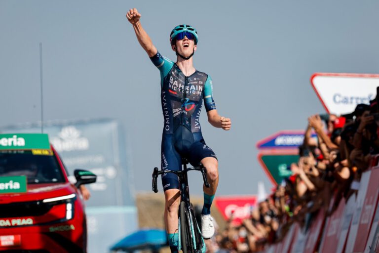 Jakob Omrzel juicht met een arm in de lucht bij de finish op Calar Alto in de Vuelta