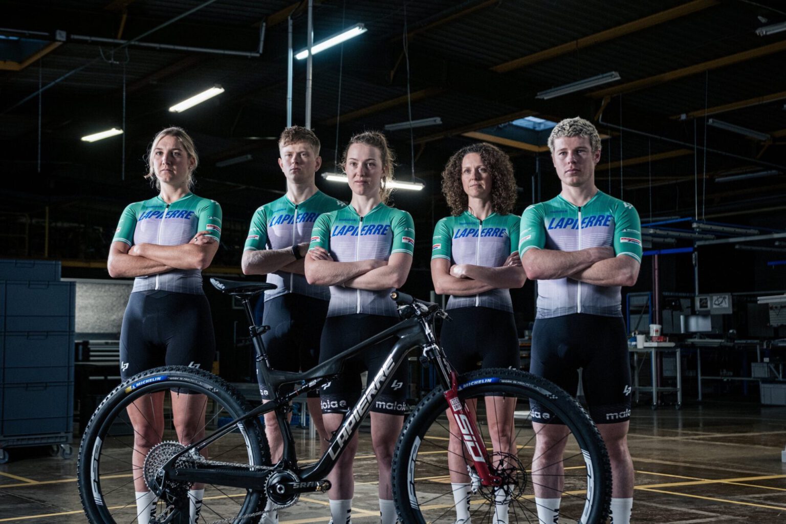 De rijders van het Lapierre PXR Racing Team poseren met een Lapierre-mountainbike