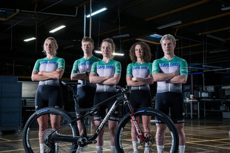 De rijders van het Lapierre PXR Racing Team poseren met een Lapierre-mountainbike