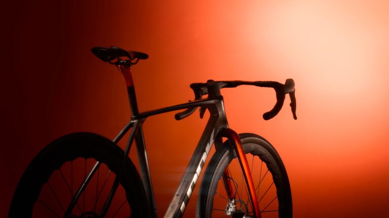 De Look G85 Cezal RS in Chrome Orange en zwart carbon tegen een oranje achtergrond