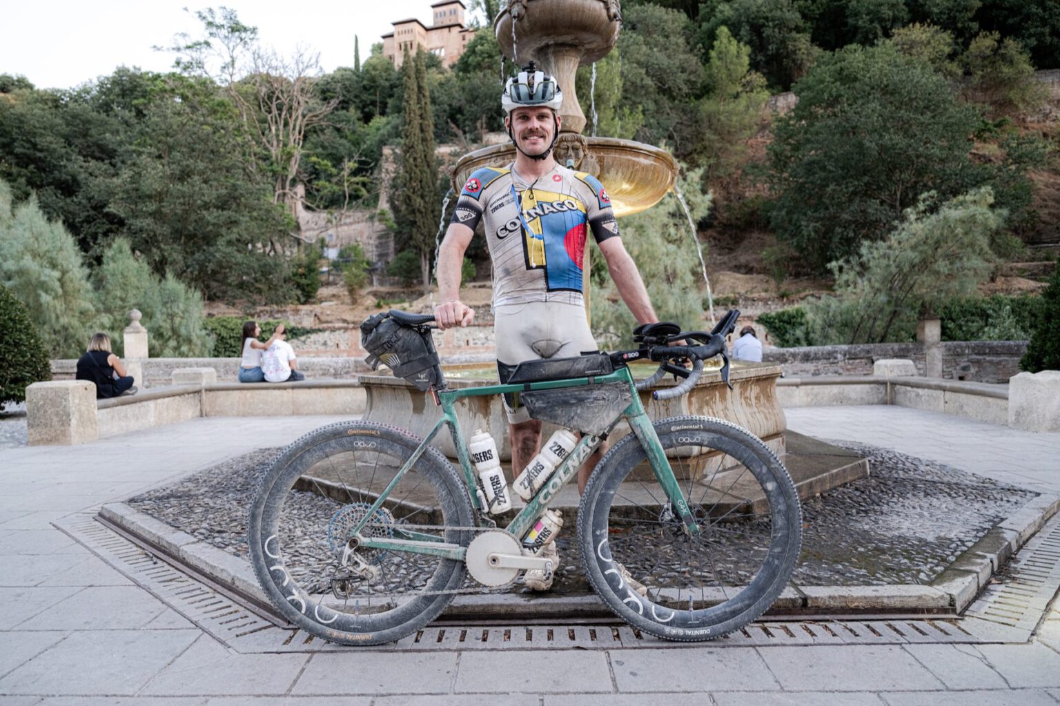 Piotr Havik staat naast zijn bepakte Colnago G4-X bij de finish van Badlands in Granada