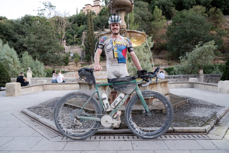Piotr Havik staat naast zijn bepakte Colnago G4-X bij de finish van Badlands in Granada