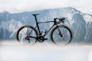 Ridley FALCN RS 2.0 in zwart met Mavic-wielen voor een berglandschap