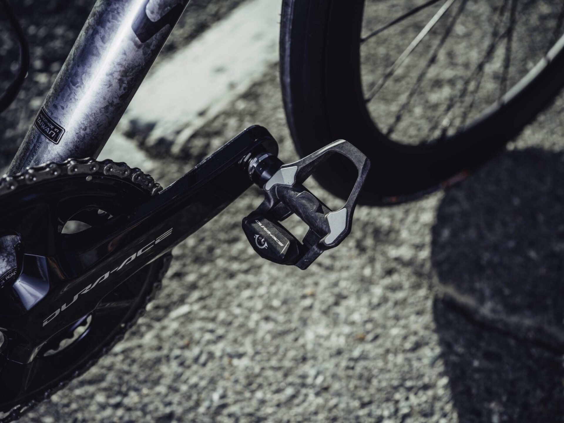 Shimano Dura-Ace PD-R9300 SPD-SLR-pedaal aan de crank van een racefiets
