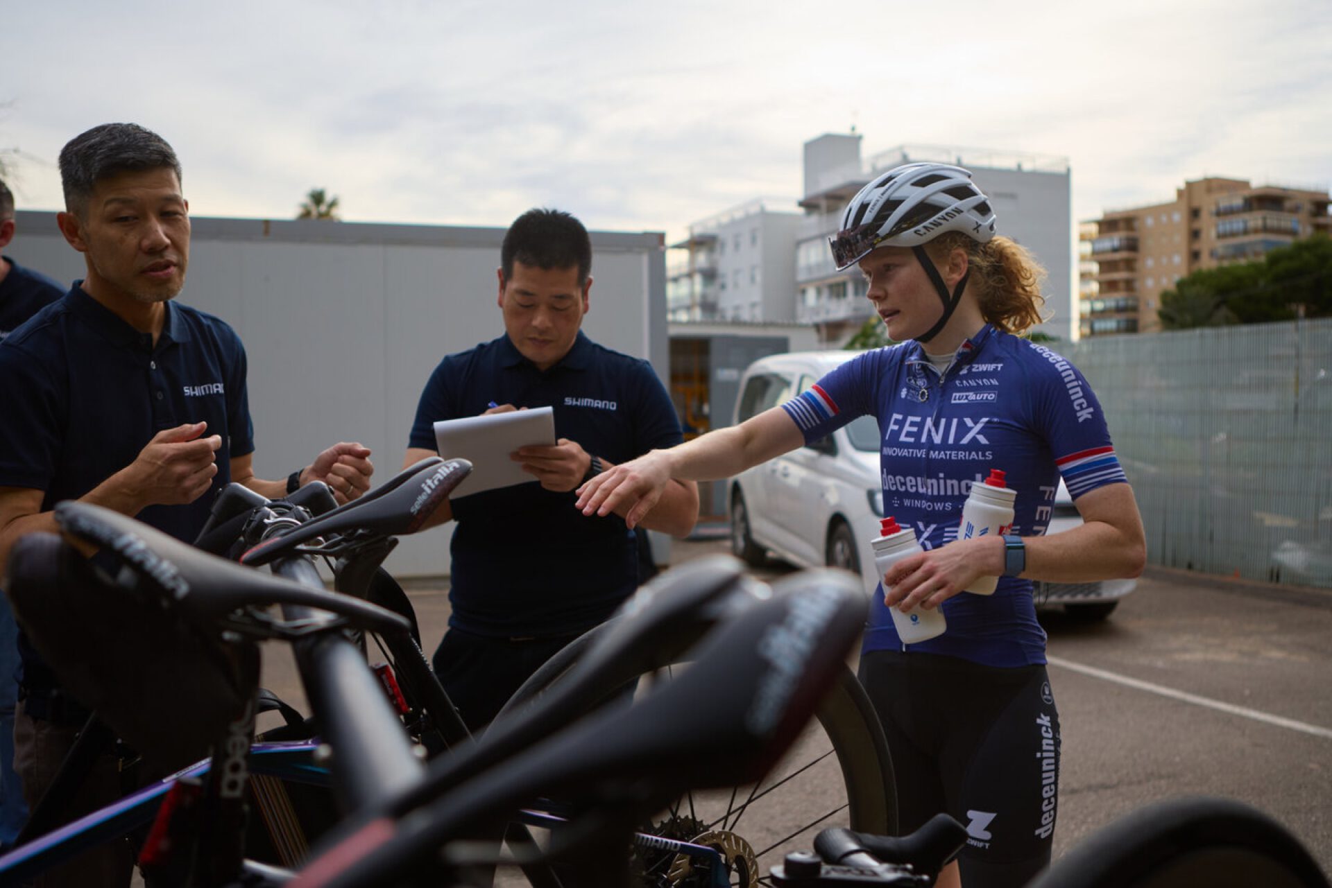 Renster von Fenix-Premier Tech berät sich mit Shimano-Technikern während eines Radtests
