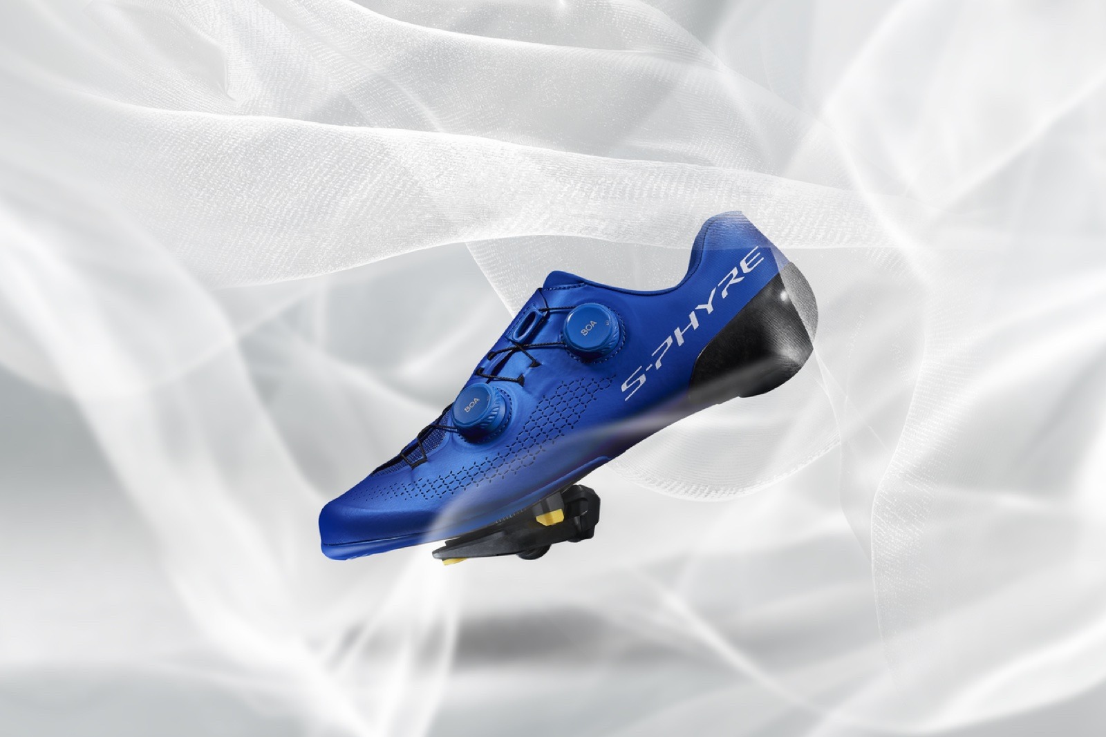 Blauwe Shimano S-PHYRE-schoen ingeklikt in een Dura-Ace SPD-SLR-pedaal