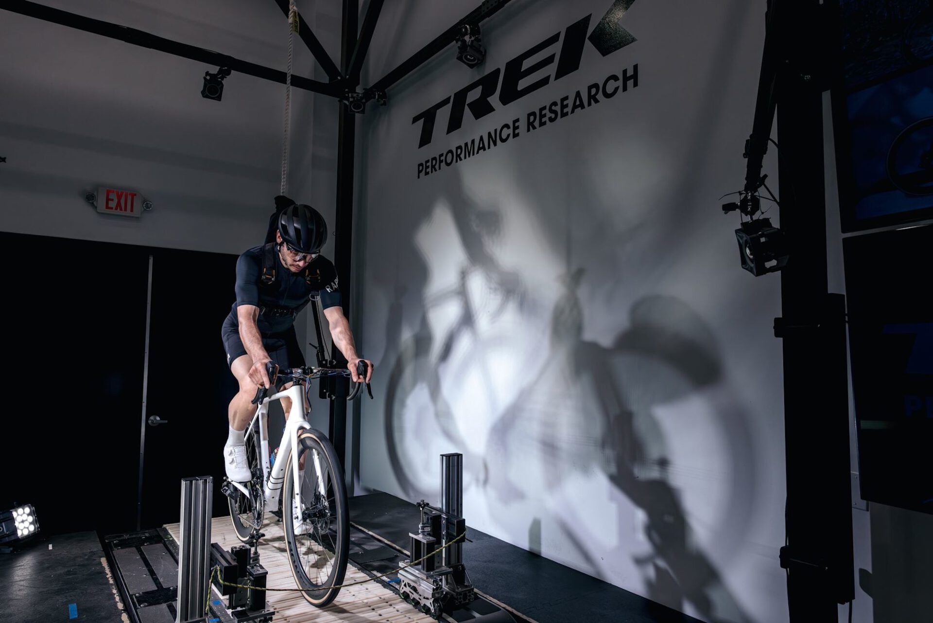 Renner op een Trek Domane op de lopende band in het Trek Performance Research Lab