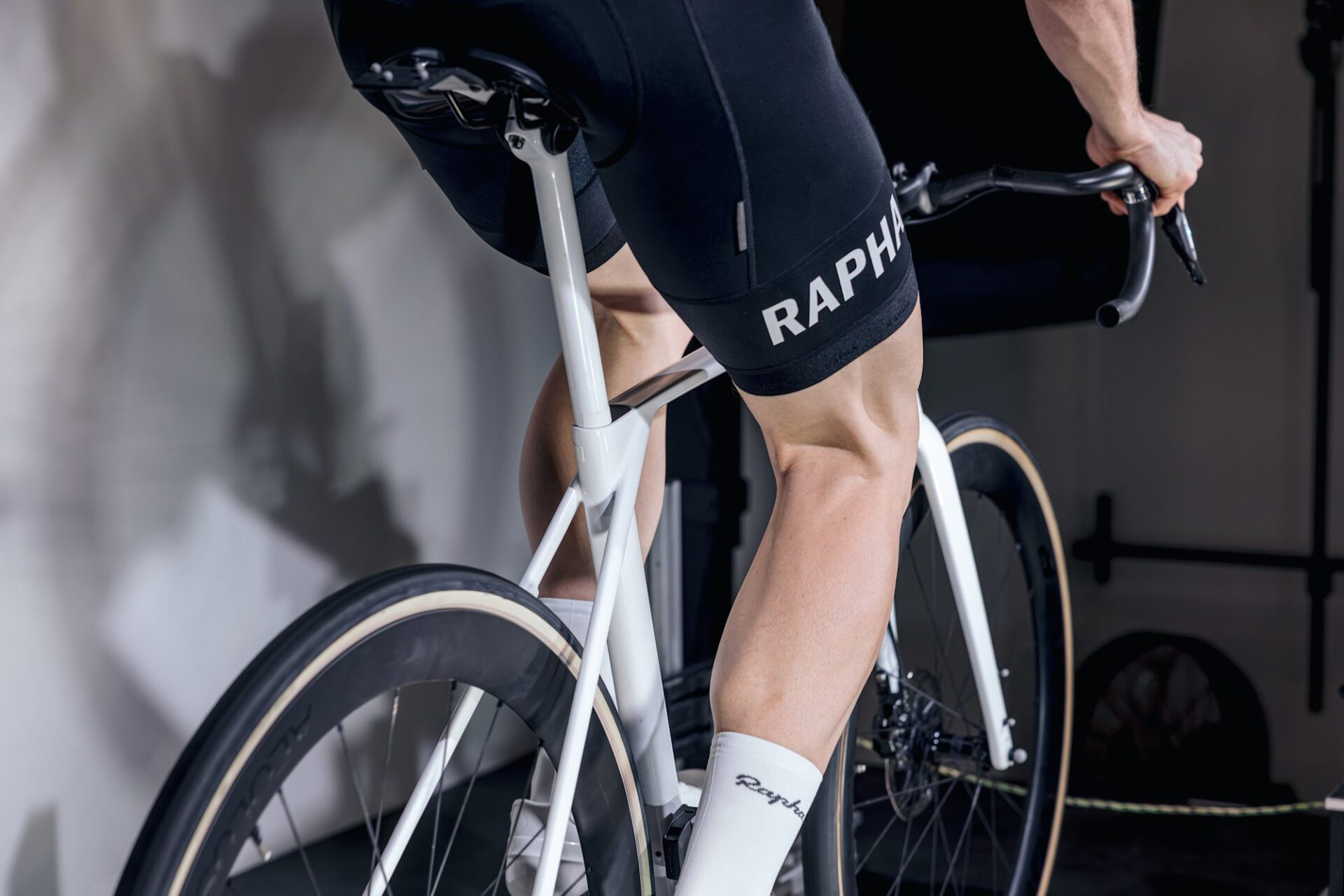 Close-up van de zadelpen van de Trek Domane Gen 5 tijdens een comforttest