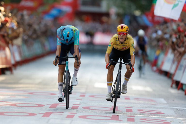 Twee renners sprinten naast elkaar naar de finish van de slotrit van de Vuelta in Granada