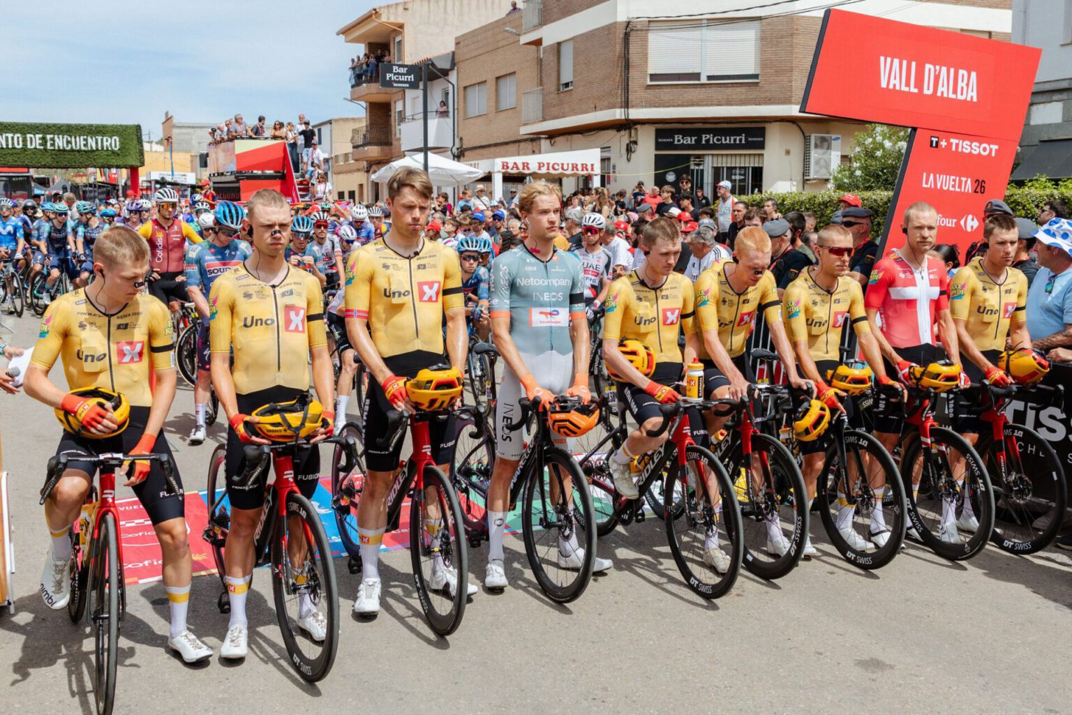 De renners van Uno-X Mobility op een rij aan de start in Vall d'Alba in de Vuelta